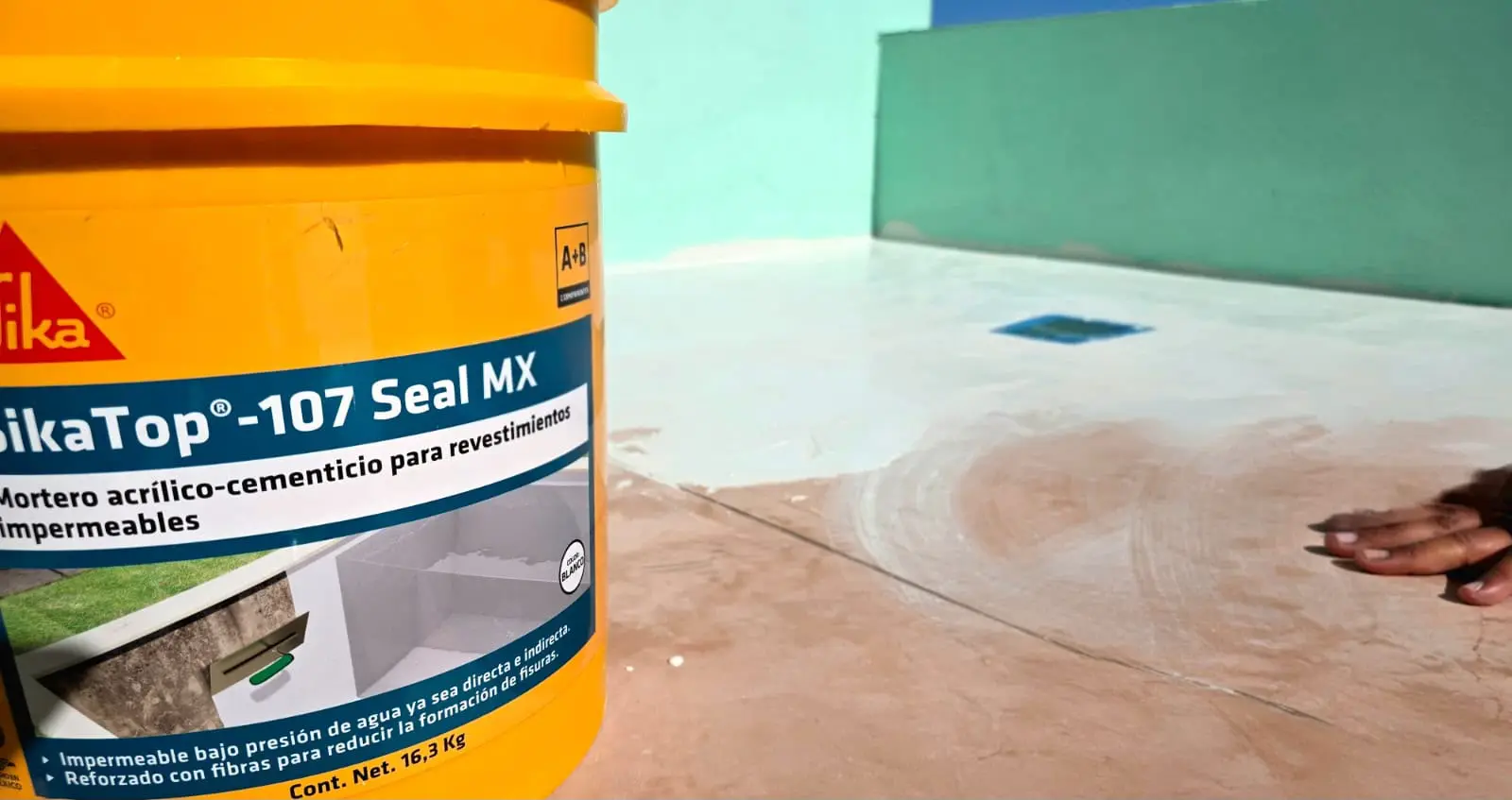 Bucket of SikaTop-107 Seal MX